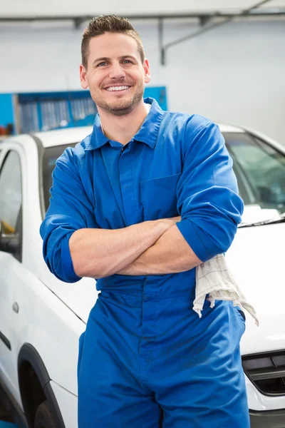 Mechanic smiling at the camera — Stock Photo, Image