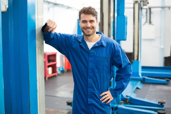 Lachende mechanic camera kijken — Stockfoto