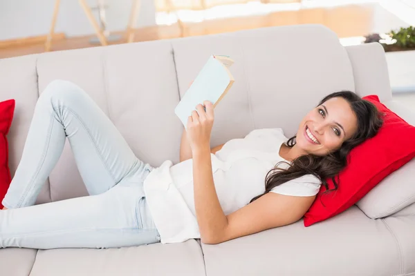 Půvabná brunetka relaxační na gauči — Stock fotografie