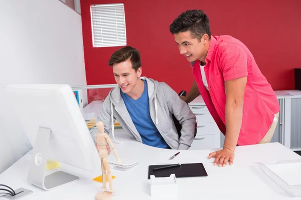 Студенты, работающие вместе на компьютере — стоковое фото