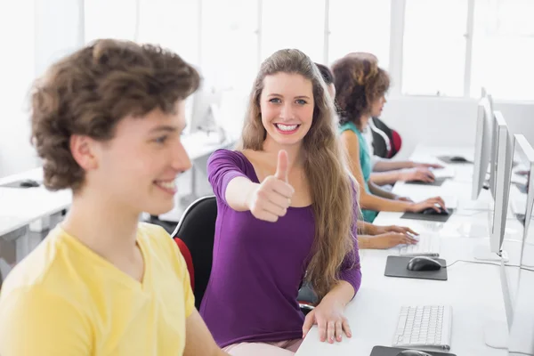 Studenter arbetar i datasal — Stockfoto