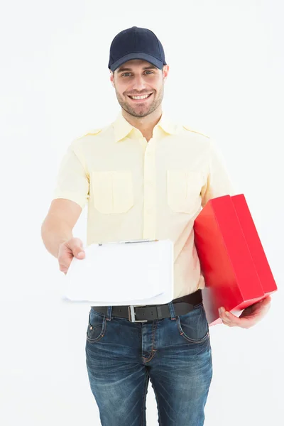 Hombre con caja roja dando portapapeles — Foto de Stock