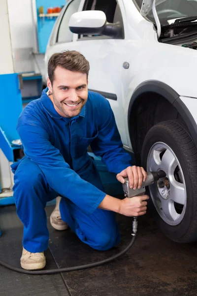 Mechanic adjusting the tire wheel — Stock Photo, Image