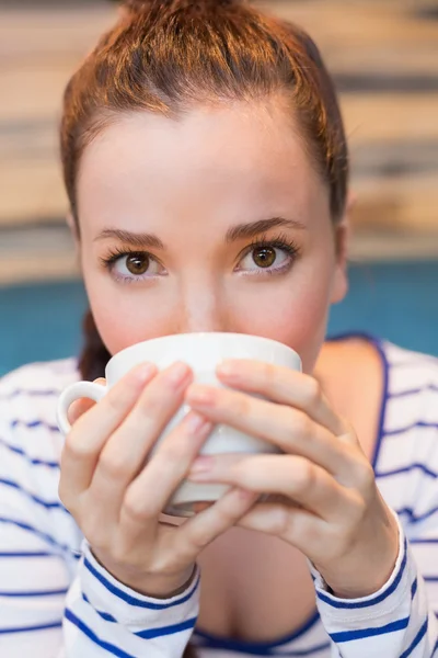 Młoda kobieta o cappuccino — Zdjęcie stockowe