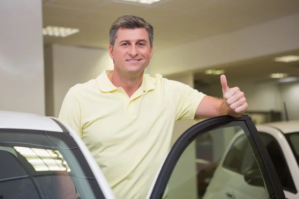 Paar staande terwijl hij duimen toestond glimlachen — Stockfoto