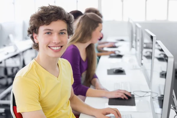 Estudantes que trabalham na sala de informática — Fotografia de Stock
