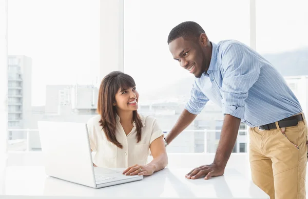 Leende medarbetare använder laptop tillsammans — Stockfoto