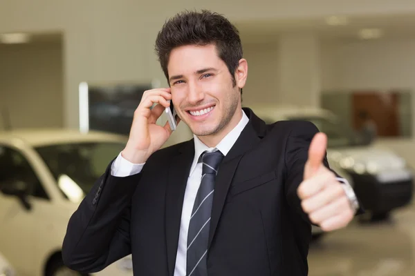 Empresário dando polegares para cima — Fotografia de Stock