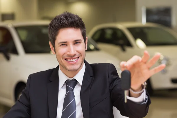 Verkäufer gibt Kunden Autoschlüssel — Stockfoto