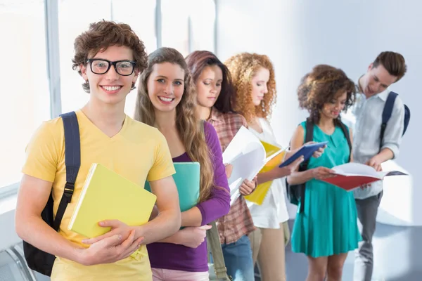 Studenten lächeln in die Kamera, die in einer Schlange steht — Stockfoto