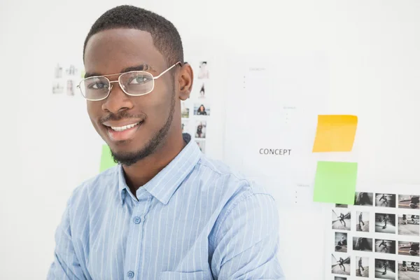 Homme d'affaires souriant avec des lunettes — Photo