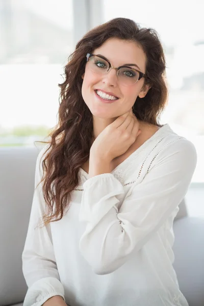 Mujer de negocios sonriente con gafas de lectura — Foto de Stock