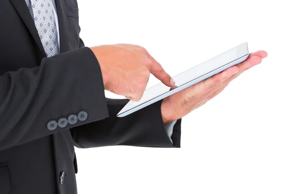 Biznesmen za pomocą jego komputera typu tablet — Zdjęcie stockowe