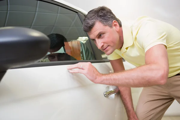 Cliente mirando la carrocería del coche — Foto de Stock