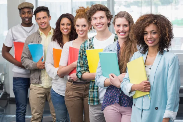 Mode studenten samen op de camera glimlachen — Stockfoto