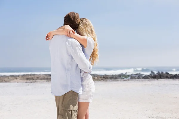 Χαριτωμένο ζευγάρι αγκαλιάζει στην παραλία — Φωτογραφία Αρχείου