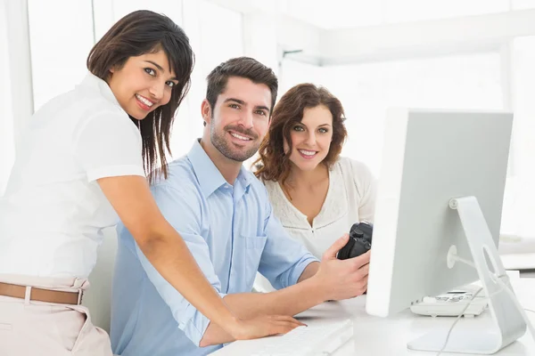 Collaboratori sorridenti che posano insieme — Foto Stock