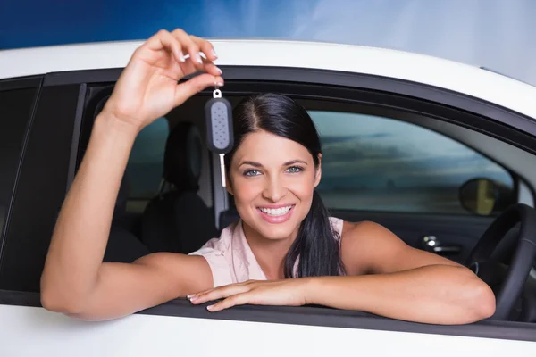 Usmívající se žena drží klíč od auta — Stock fotografie