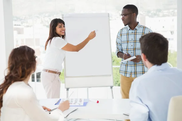 Kvinnan lägger fram och skriva på whiteboard — Stockfoto