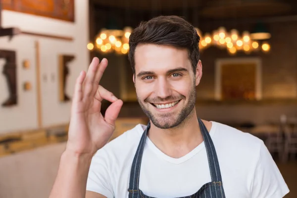 Bonito garçom sorrindo para a câmera — Fotografia de Stock