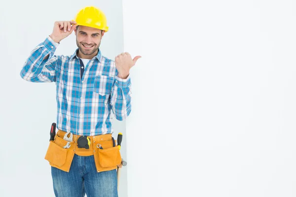 Reparador apuntando hacia la cartelera en blanco — Foto de Stock