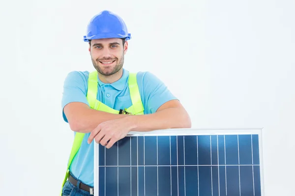 Zufriedener Arbeiter stützt sich auf Solarmodul — Stockfoto