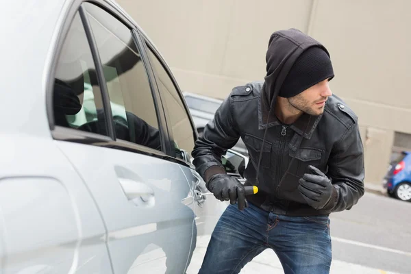 Ladrón irrumpiendo en el coche con destornillador — Foto de Stock