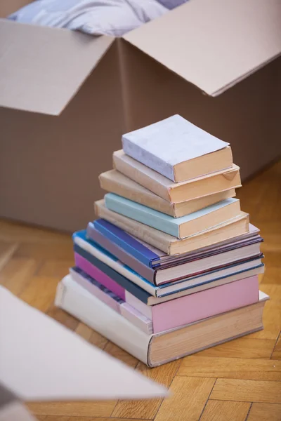 Stos książek na podłodze — Zdjęcie stockowe