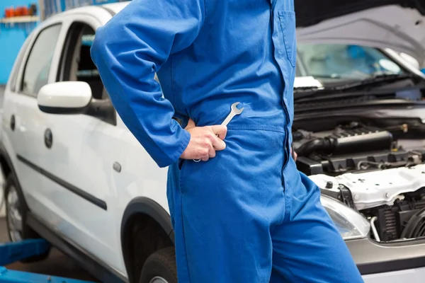 Mechaniker mit Schraubenschlüssel im Auto — Stockfoto