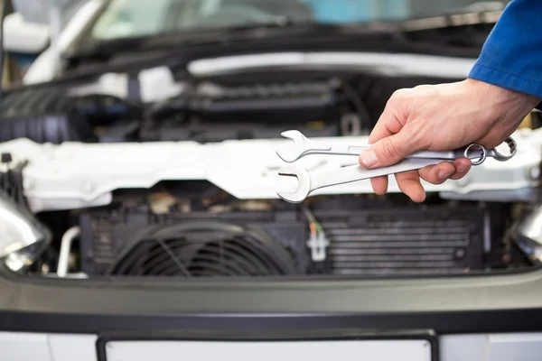 Mechaniker mit Schraubenschlüssel in der Hand — Stockfoto