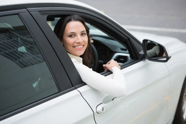 Mujer bonita sonriendo a la cámara — Foto de Stock