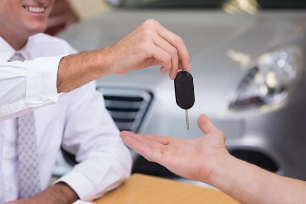 Salesman giving a customer car keys — Stock Photo, Image