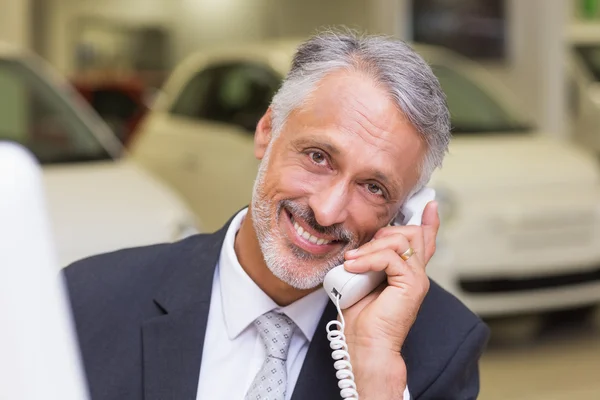 Бизнесмен делает телефонный звонок — стоковое фото