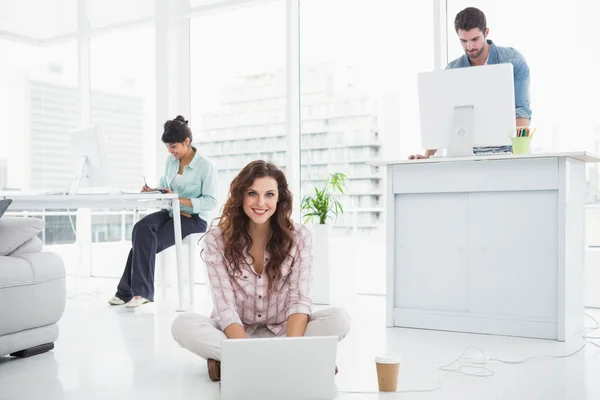 Empresaria sentada en el suelo usando laptop —  Fotos de Stock