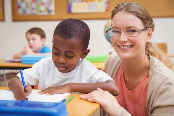 Jolie enseignante aidant l'élève en classe — Photo