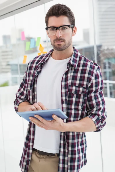 Geconcentreerd zakenman met behulp van digitale Tablet PC — Stockfoto