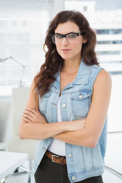 Mujer de negocios casual posando y sonriendo — Foto de Stock