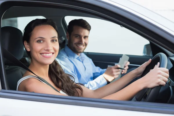 Jovem mulher recebendo uma lição de condução — Fotografia de Stock