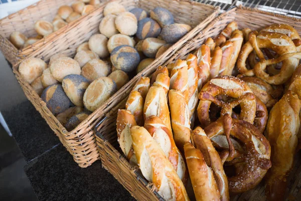 Enchimento de cesta com pão e pretzel — Fotografia de Stock