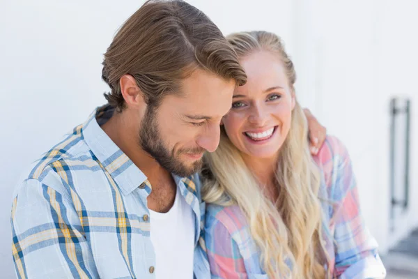 Attractive couple sitting on bench — Stock Photo, Image