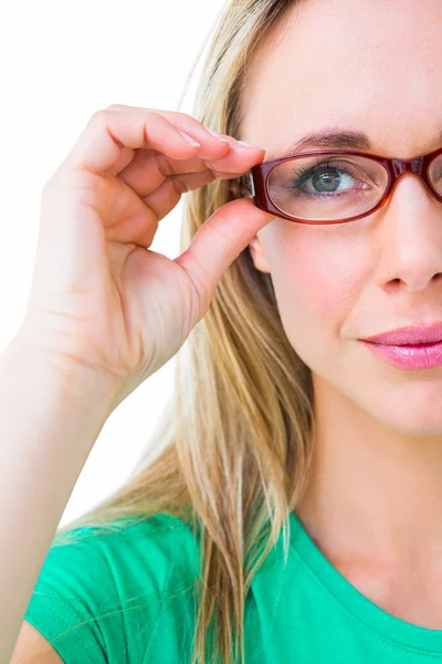 Bionda tenendo i suoi occhiali da lettura rossi — Foto Stock