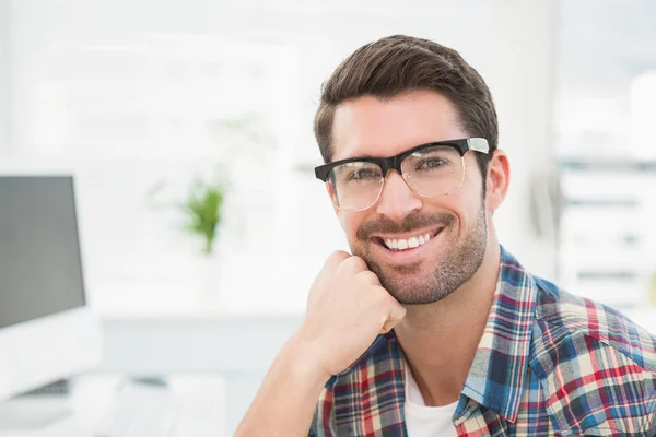 Lachende zakenman met een bril — Stockfoto