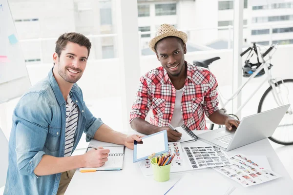 Collèges travaillant avec tablette et ordinateur portable — Photo