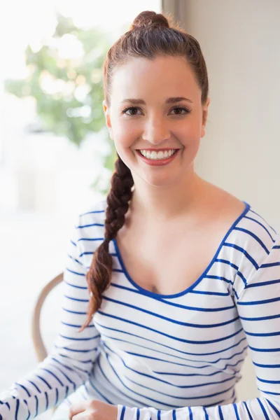 Mooie brunette glimlachen op camera — Stockfoto