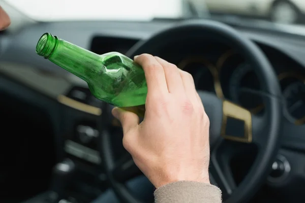 Mann trinkt Bier während der Fahrt — Stockfoto