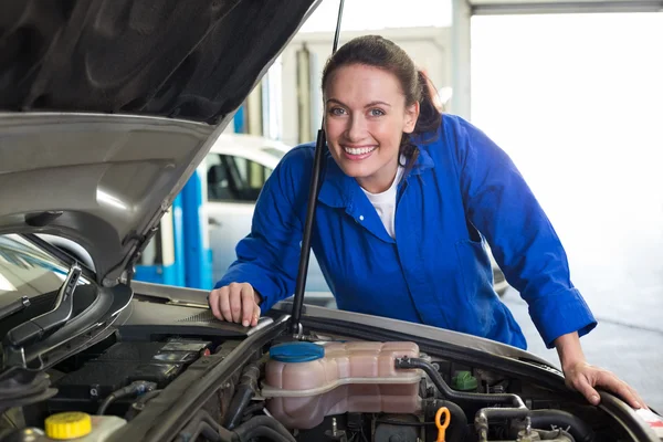 Mechanic smiling fixing engine — Stock Photo, Image