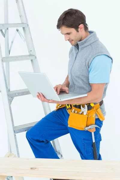 Carpenter using laptop — Stock Photo, Image