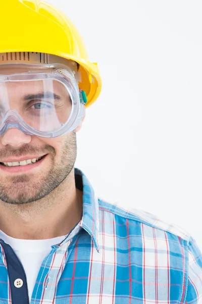 Reparador usando óculos de proteção e chapéu duro — Fotografia de Stock