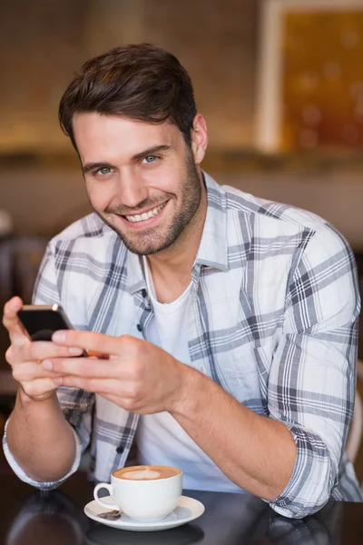 Junger Mann schickt einen Text — Stockfoto