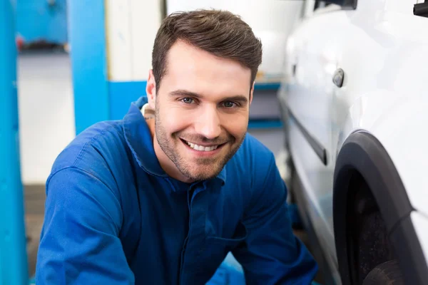 Mecánico sonriendo a la cámara — Foto de Stock